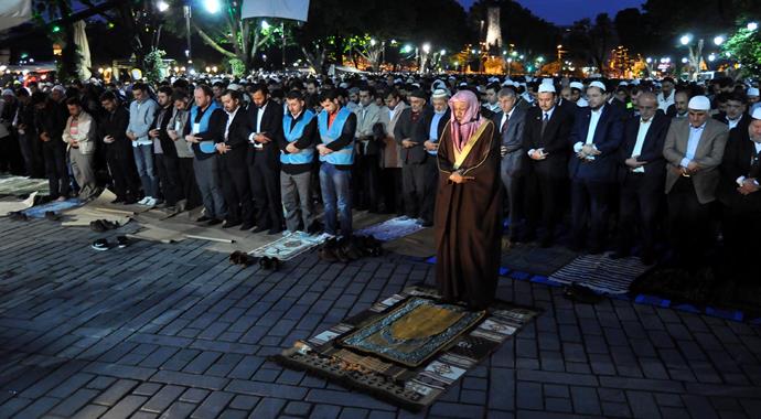 Binlerce kişi Ayasofya önünde secde etti Binlerce kişi Ayasofya önünde secde etti